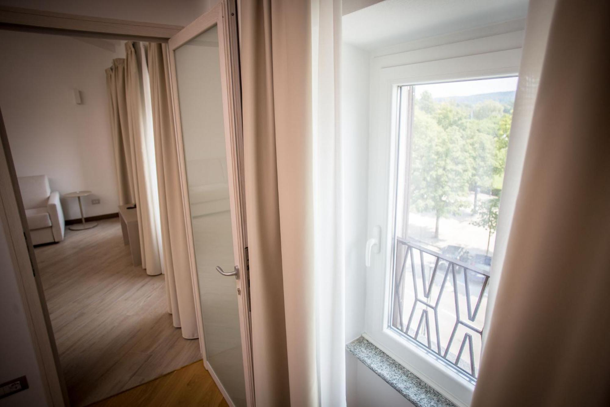 Hotel Ponti Angera Exteriör bild